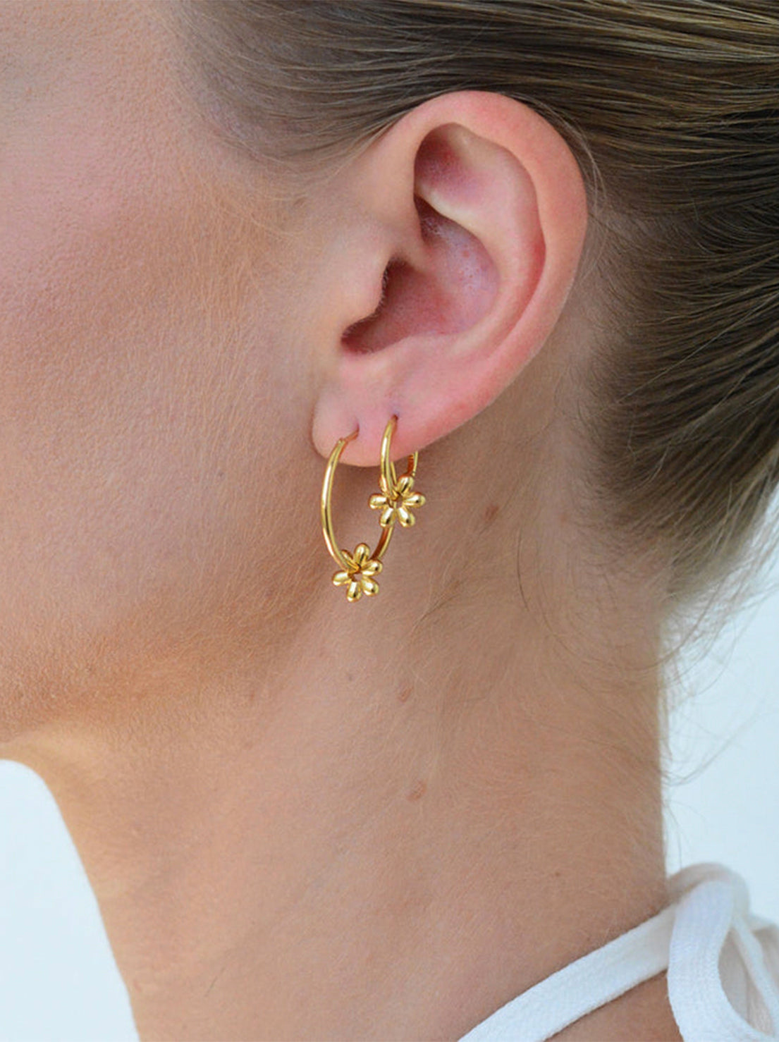 Linda Tahija - Daisy Huggie Hoop Earrings - Gold Plated