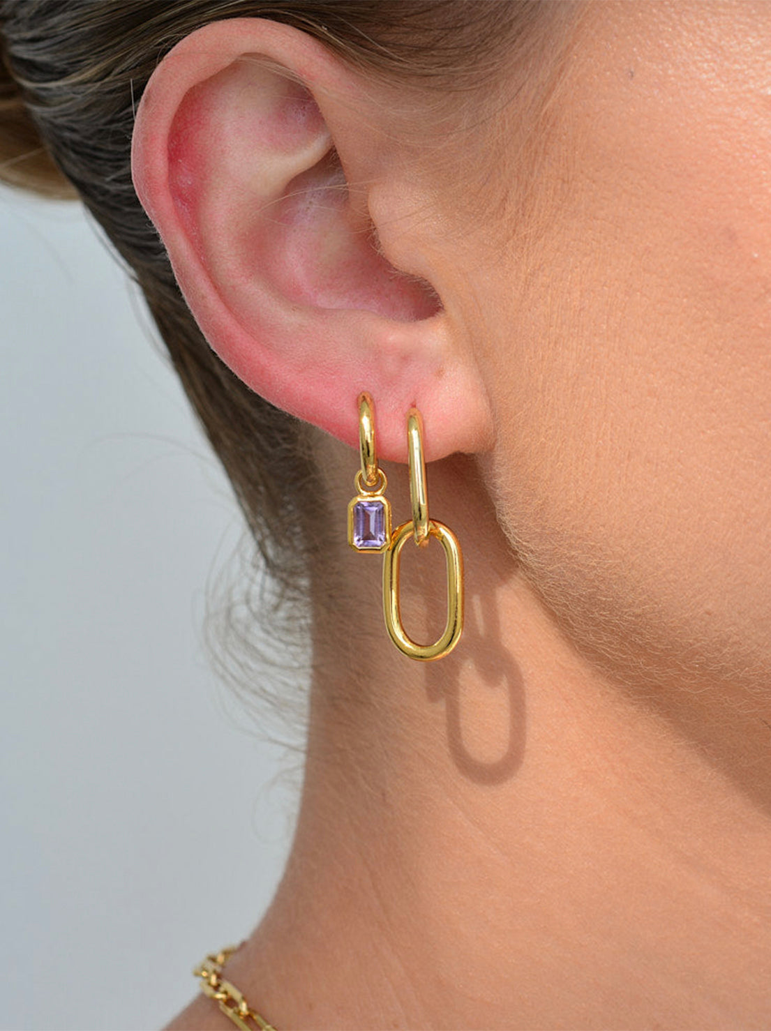 Linda Tahija - Gemme Huggie Earrings - Gold Plated - Amethyst
