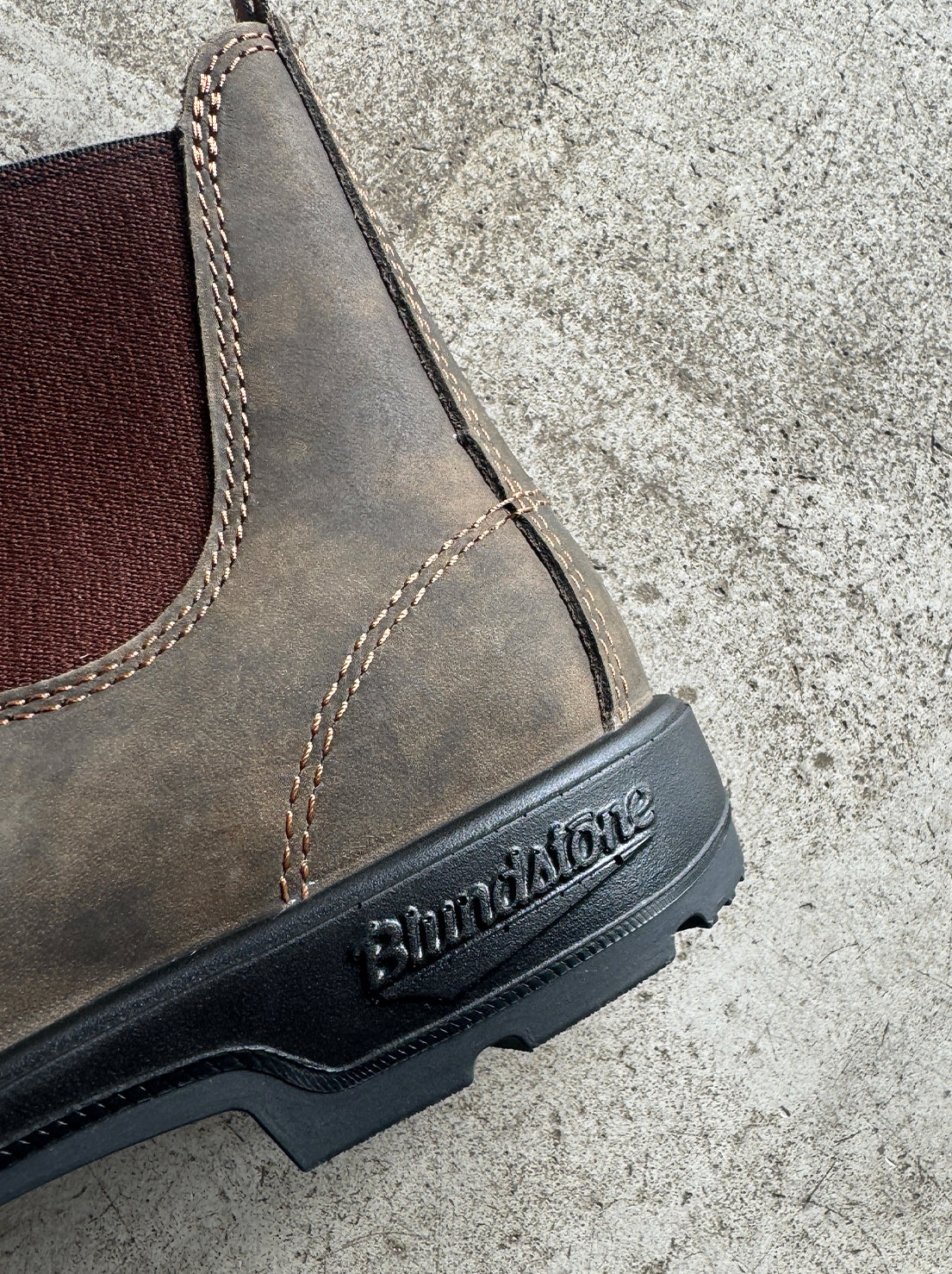 Blundstone - 585 Unisex Chelsea Boot - Rustic Brown