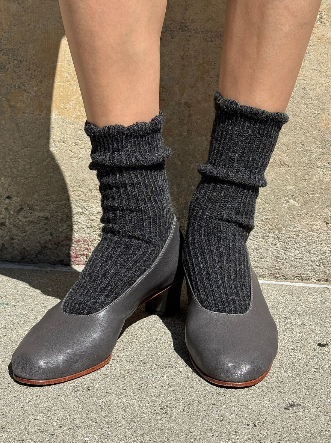 Le Bon Shoppe - Linen Scallop Socks - Charcoal