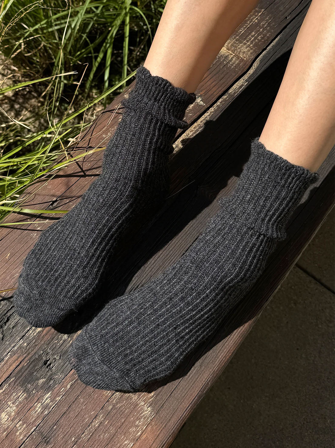 Le Bon Shoppe - Linen Scallop Socks - Charcoal