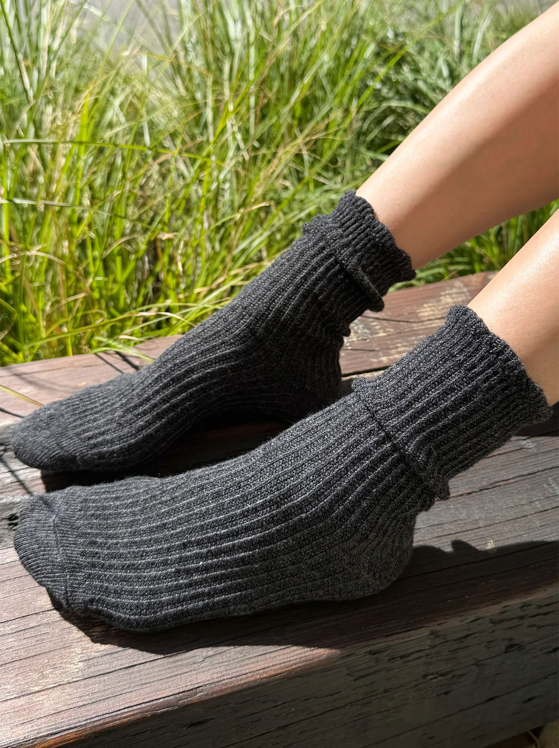 Le Bon Shoppe - Linen Scallop Socks - Charcoal