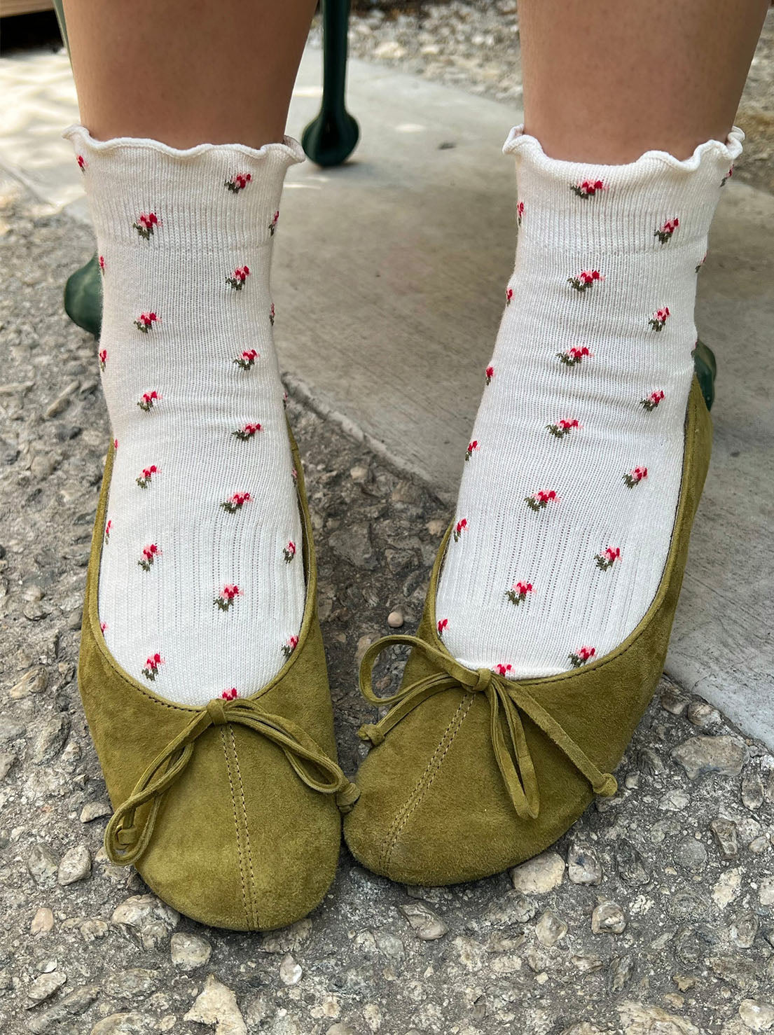Le Bon Shoppe - Petal Ruffled Hugger Crew Socks - Cream Petal