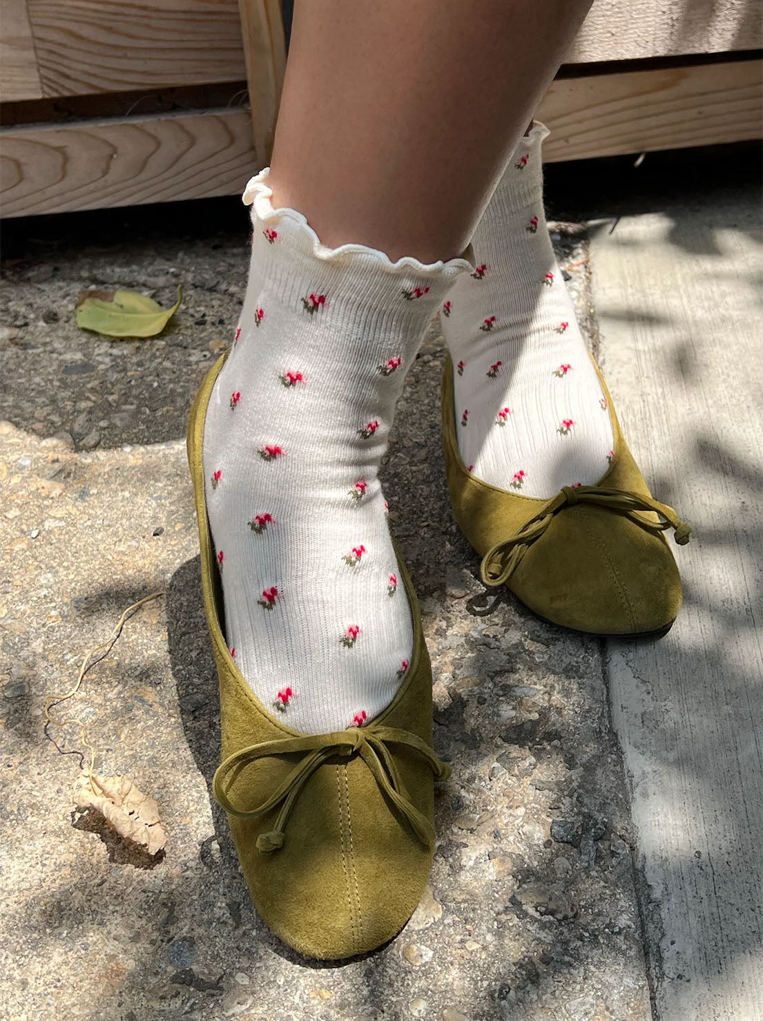 Le Bon Shoppe - Petal Ruffled Hugger Crew Socks - Cream Petal