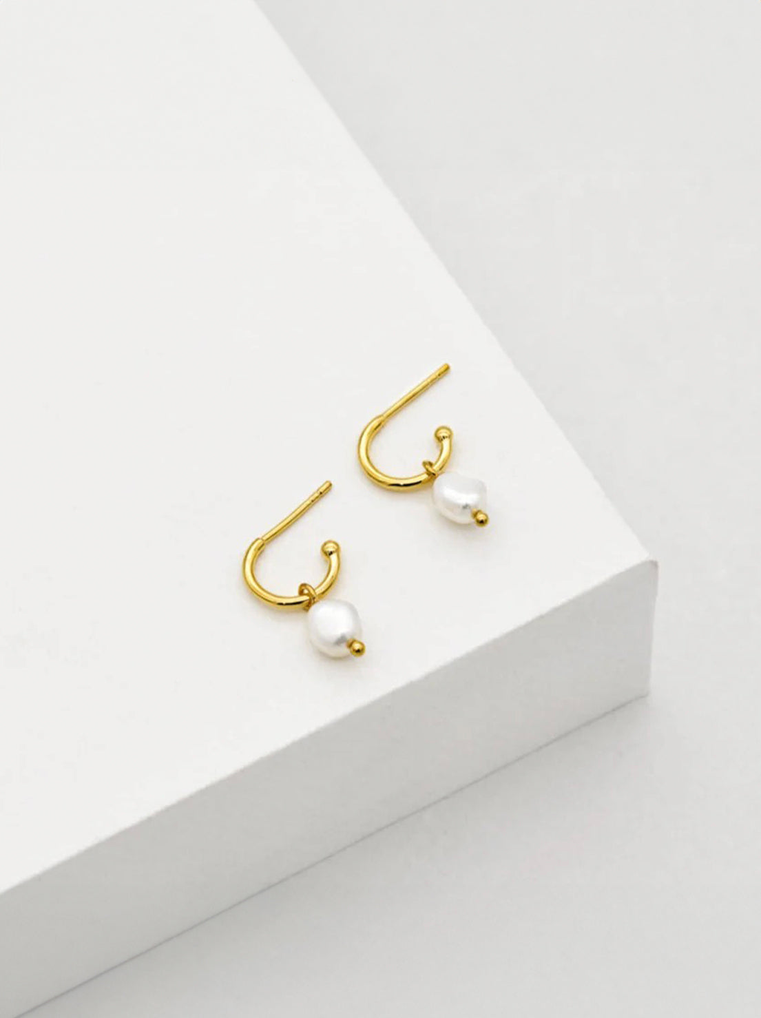 Linda Tahija - Baroque Pearl Core Hoop Earrings - Gold Plated