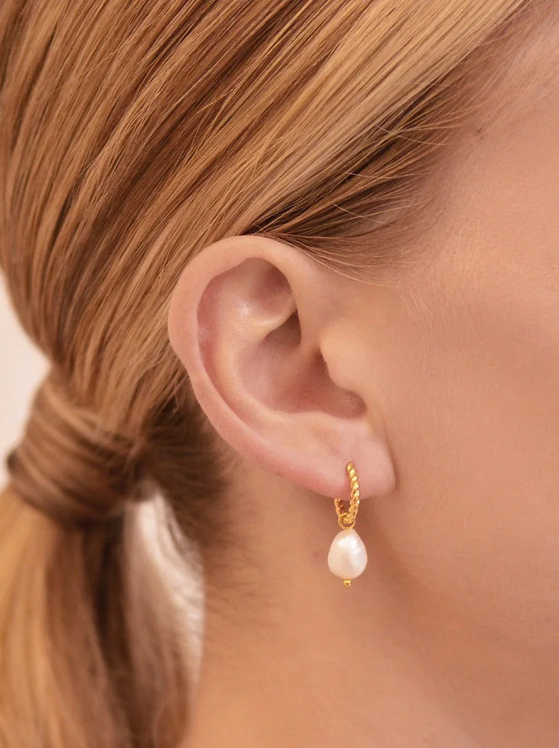 Linda Tahija - Baroque Pearl Rope Huggie Earrings - Gold Plated