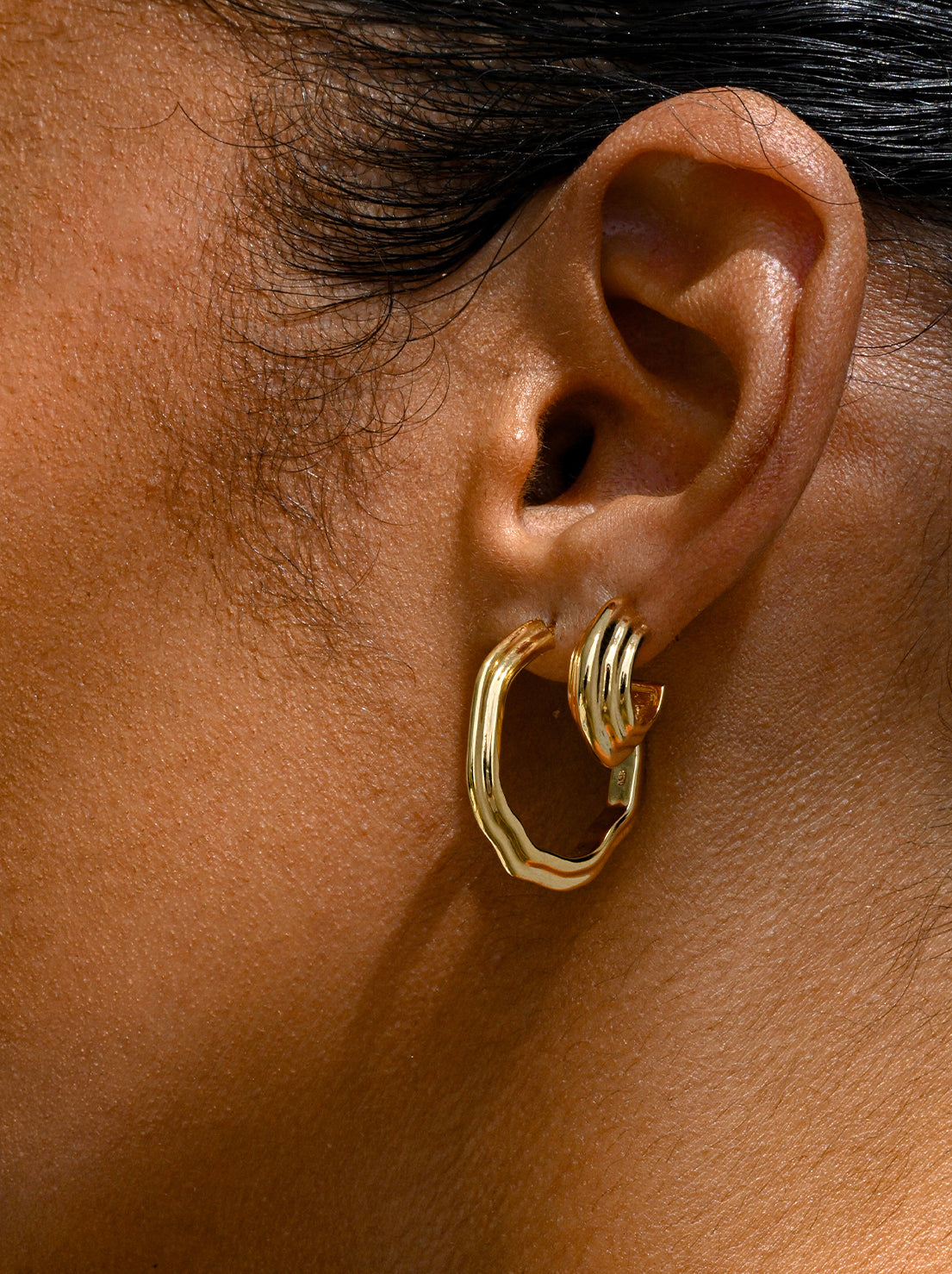 Linda Tahija - Contour Hoop Earrings - Gold Plated