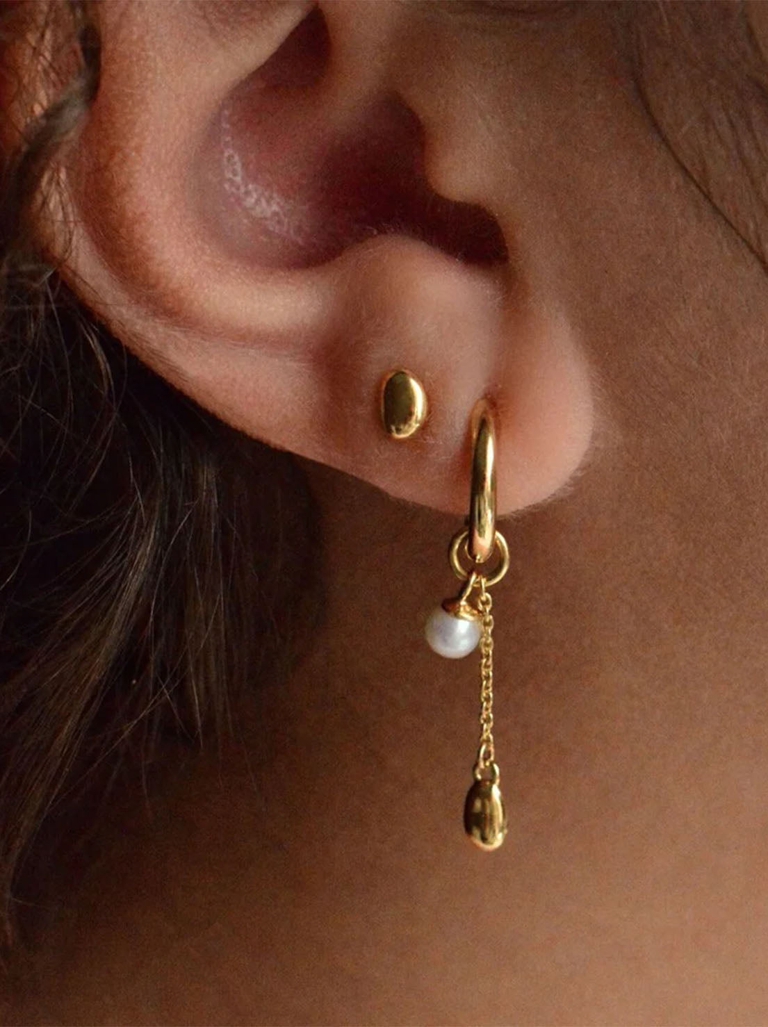 Linda Tahija - Lou Pearl Charm Huggie Earrings - 18k Gold Vermeil