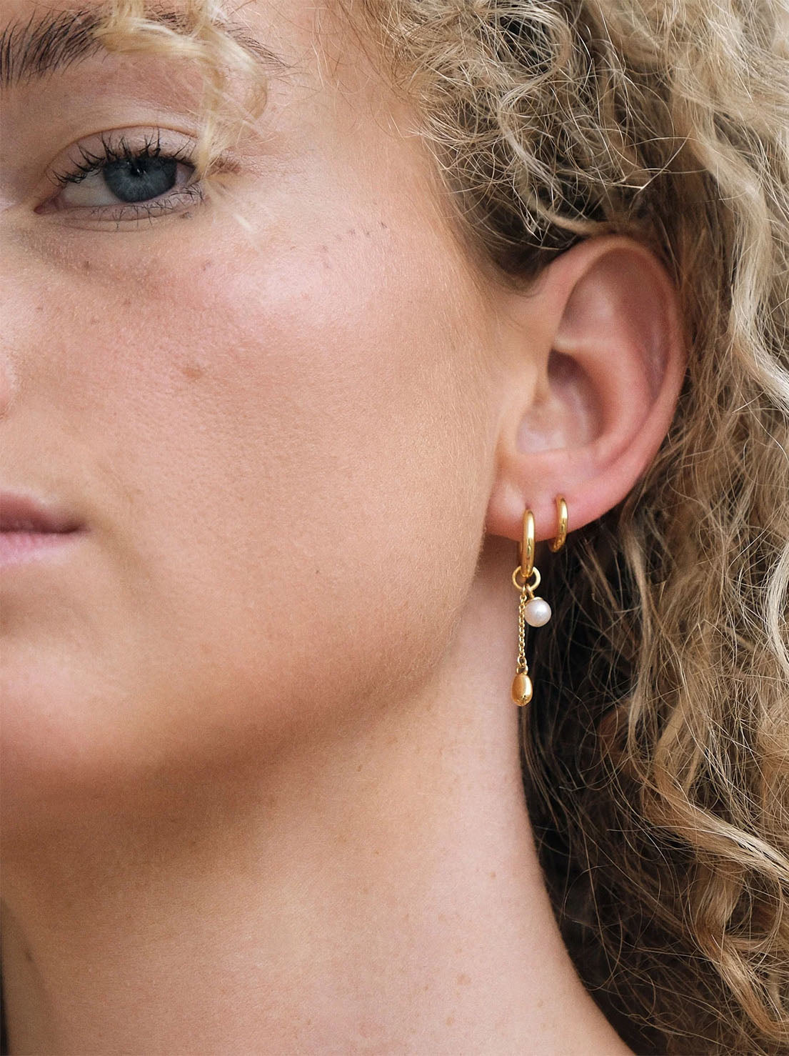 Linda Tahija - Lou Pearl Charm Huggie Earrings - 18k Gold Vermeil