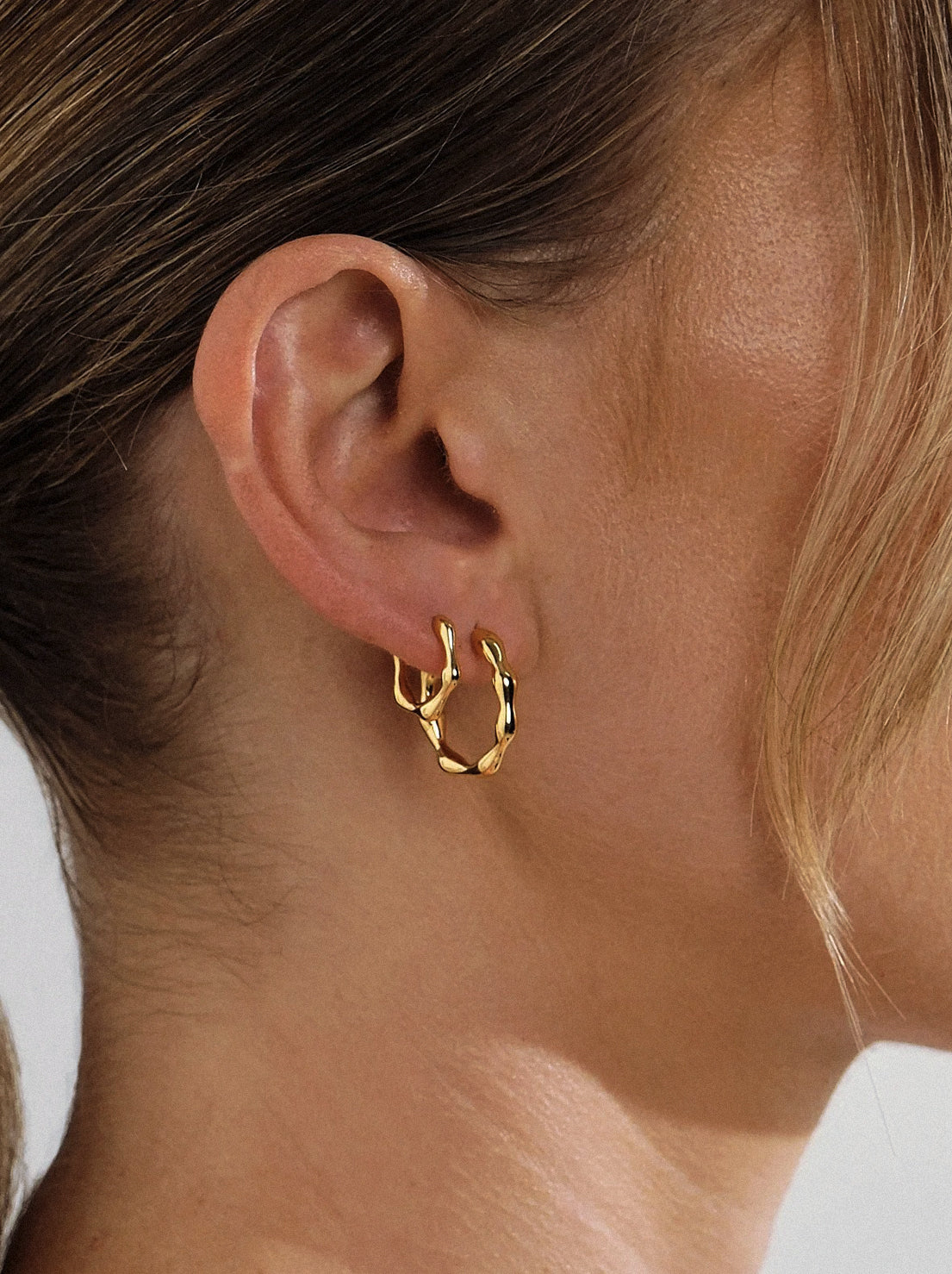 Linda Tahija - Organica Mini Huggie Earrings - Gold Plated