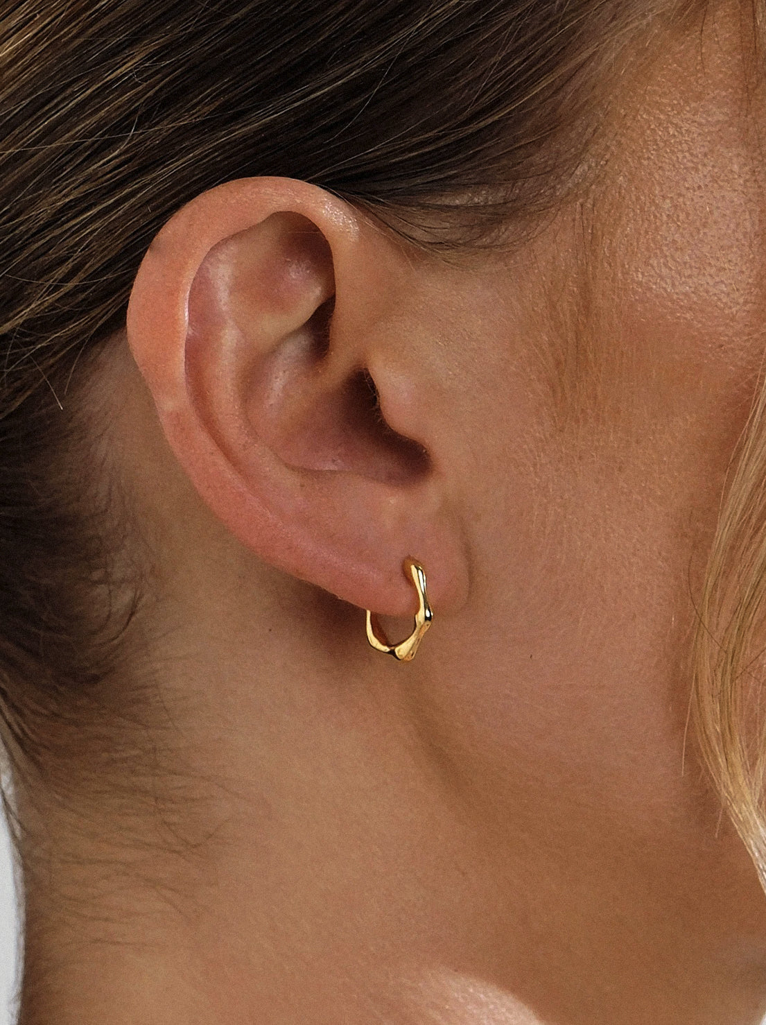Linda Tahija - Organica Mini Huggie Earrings - Gold Plated