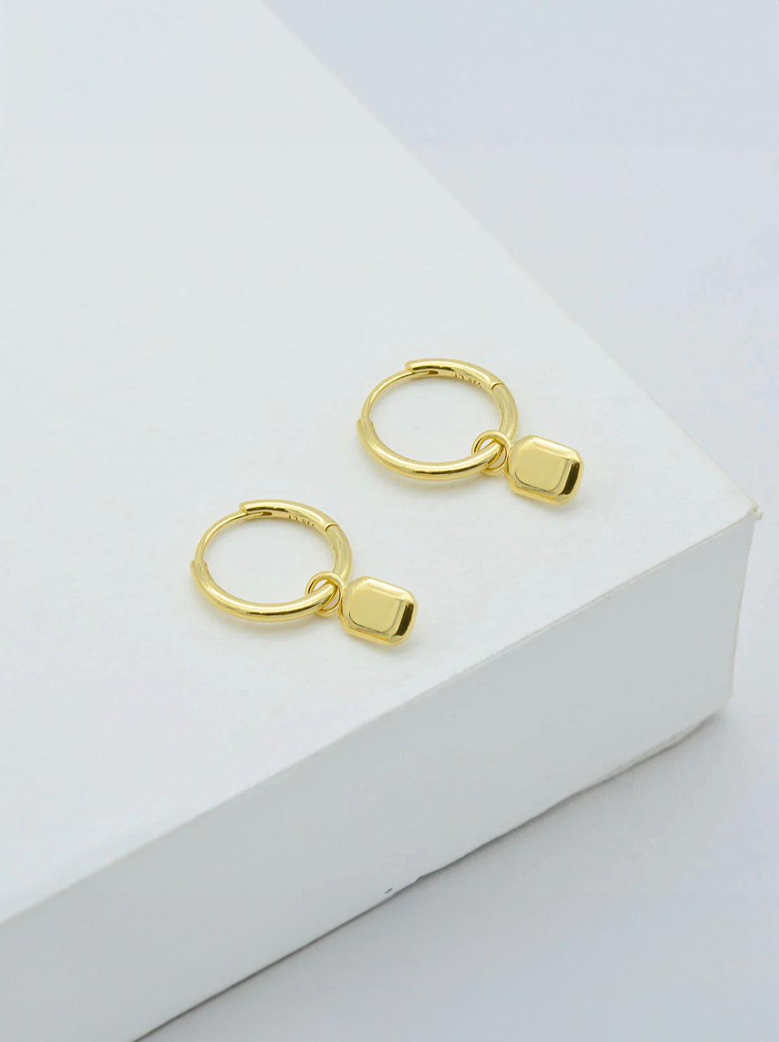 Linda Tahija - Tate Huggie Hoop Earrings - Gold Plated