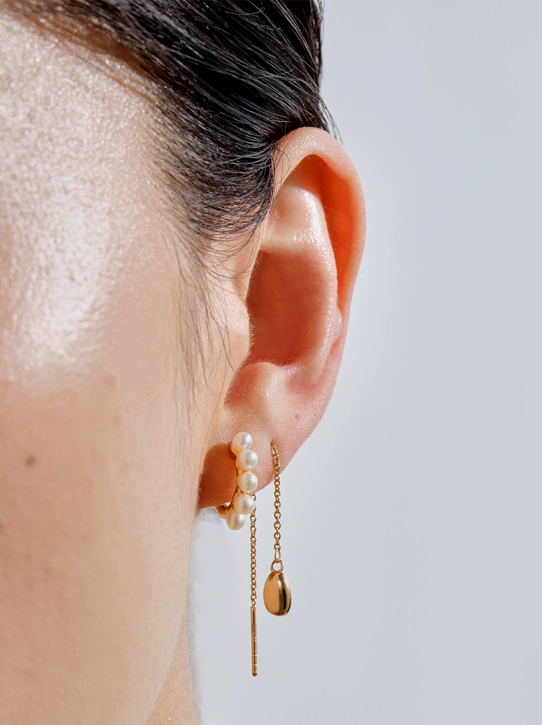 Linda Tahija - Wake Pearl Huggie Earrings - Gold Plated