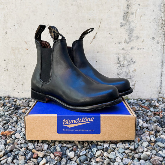 Load image into Gallery viewer, Blundstone - 153 Women&amp;#39;s Heritage Chelsea Boot - Black
