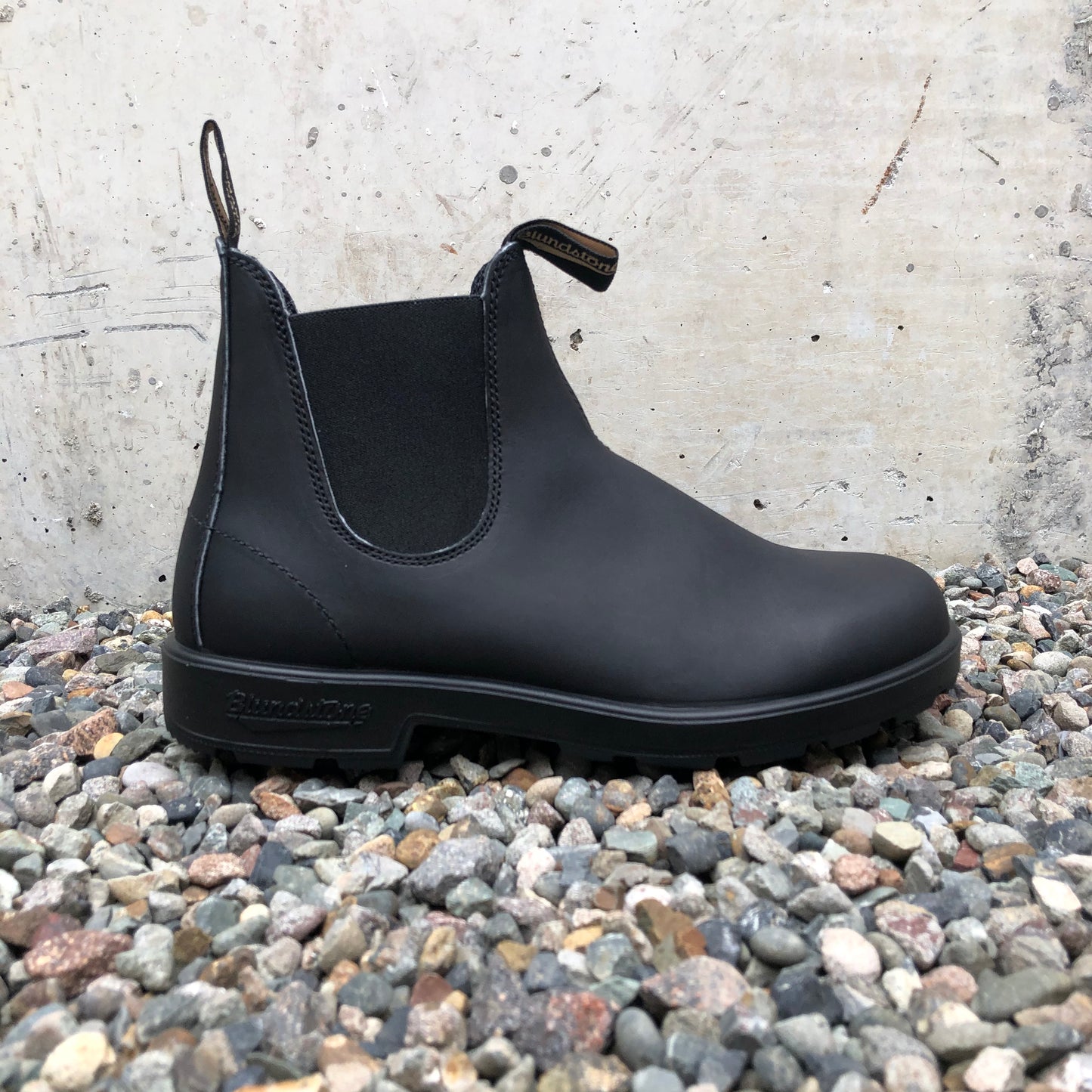 Load image into Gallery viewer, Blundstone - 510 Unisex Chelsea Boot - Black Premium
