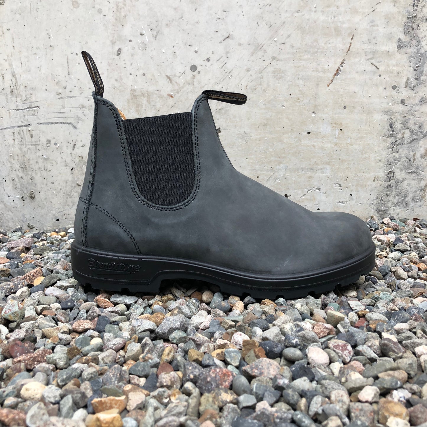 Blundstone 587. Men's 587 Chelsea boot in rustic black leather. – Bulo