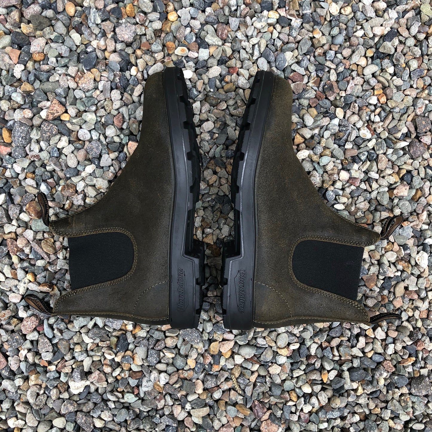 Blundstone - 1615 Unisex Chelsea Boot - Dark Olive Suede