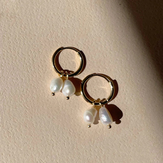 Load image into Gallery viewer, Linda Tahija - Mala Pearl Huggie Earrings - Gold Plated
